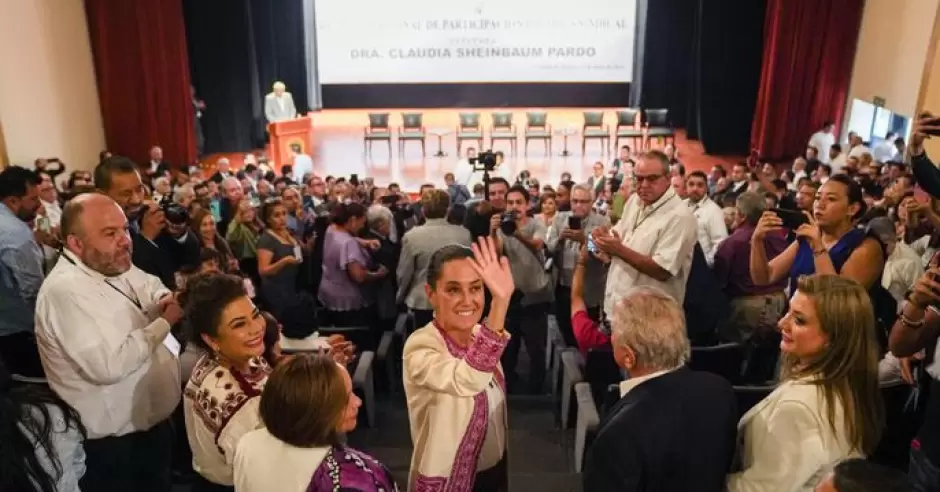 La candidata presidencia, Claudia Sheinbaum y el líder de la FSTSE, Joel Ayala Almeida, al arribar al evento