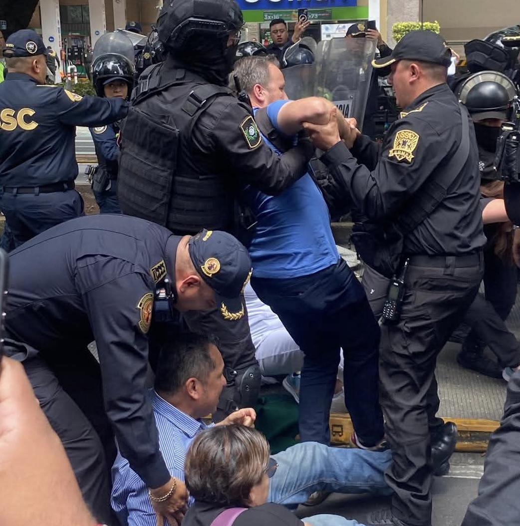 La violencia alcanzó al personal masculino. 