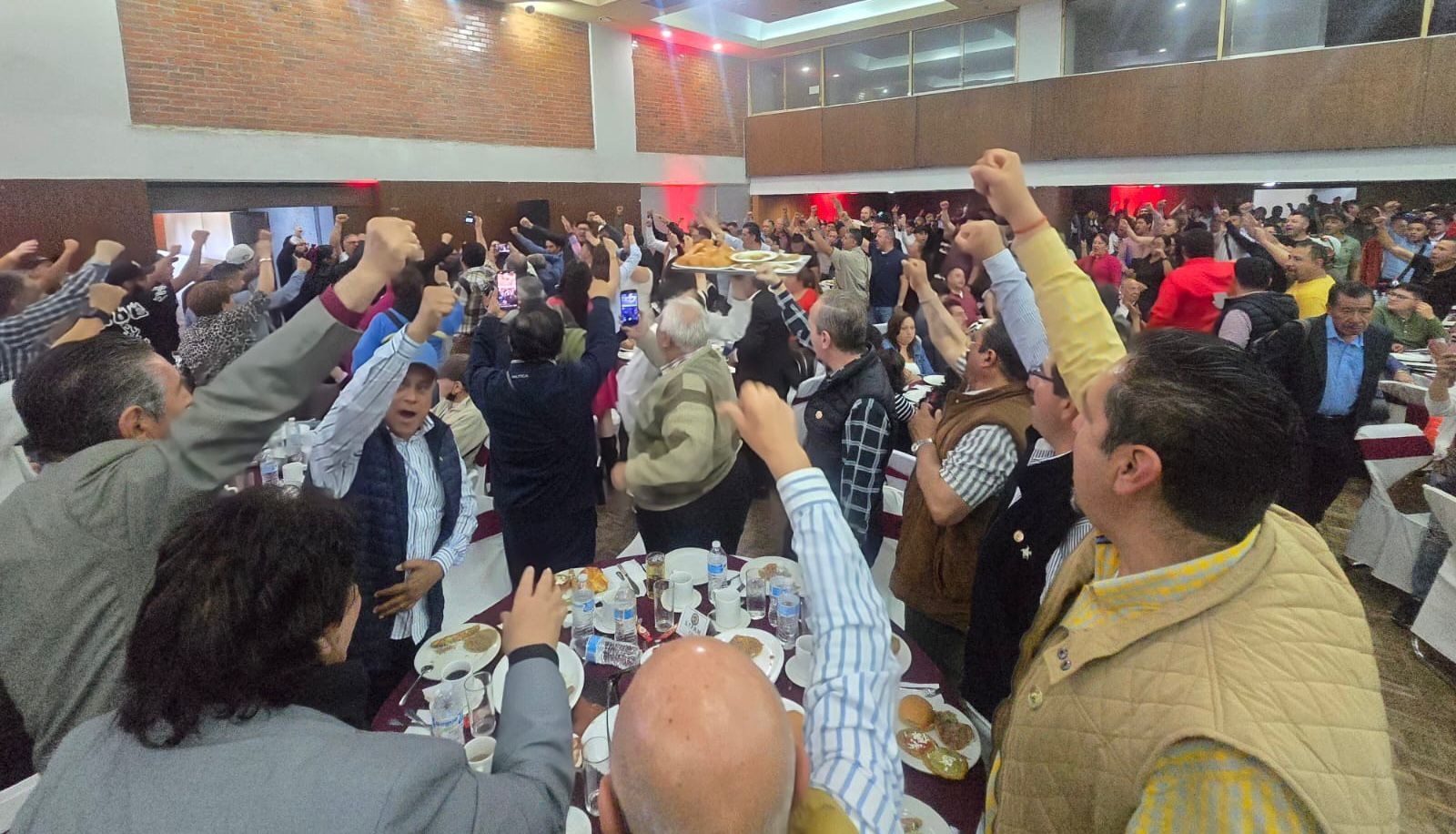 Muestras de apoyo recibieron las dirigencias sindicales. 