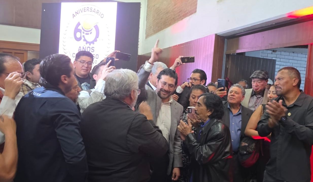 El titular del trabajo, Marath Bolaño, saludó al líder del STFRM, Don Víctor Flores Morales.